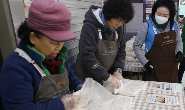  판매할 기정떡을 준비하는 여성조직 임원들.