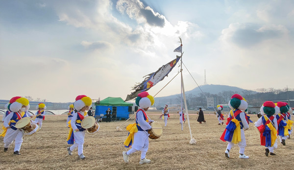 축제에 앞서 진밭두레패가 공연을 하고 있다.(2023년 축제 모습)