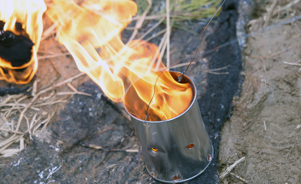 불깡통에 불을 담아 놀이를 준비하고 있다.(2024년 축제 모습)