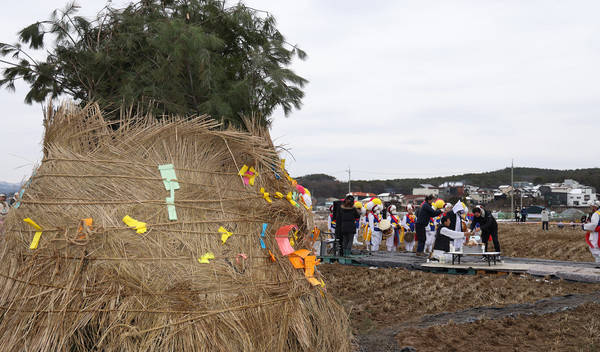 전통문화 계승을 위해 매년 대보름 축제를 여는 진밭두레보존회가 제를 지낼 준비를 하고 있다.(2024년 축제 모습)