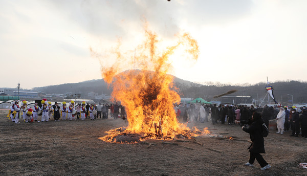 달집태우기에 함께한 시민들과 진밭두레보존회(2023년 축제 모습).