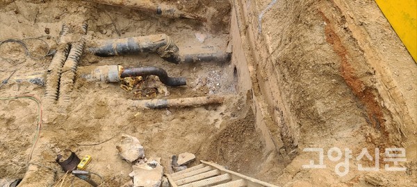 배관 균열로 온수와 수증기가 유출됐던 지점. [사진제공=강태우 독자]