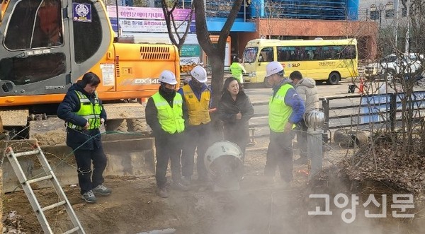 현장을 찾은 곽미숙 경기도의원이 작업자들을 격려하고 있다. [사진제공=강태우 독자]