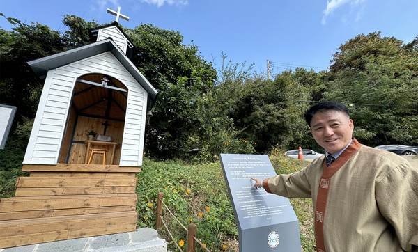 홀트학교 내에 있는 세상에서 가장 작은 홀씨교회를 설명하는 김봉환 교장.