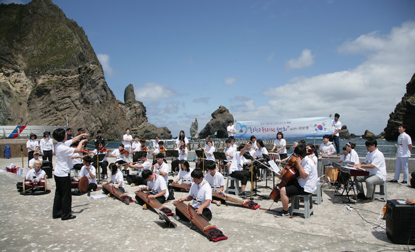 2018년 6월 홀트학교 학생들과 독도선착장에서 진행한 독도사랑음악회.