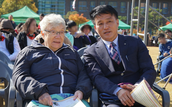 2018년 6월, 말리홀트(1935~2019) 홀트아동복지회 이사장과 함께한 김봉환 교장(오른쪽)