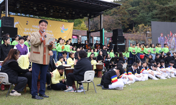 홀트학교에서 열린 음악회에서 인사말을 전하는 김봉환 교장.