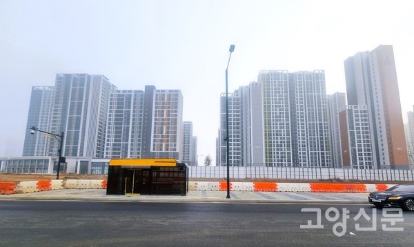 1월 기준 공정률 97.78%인 A-1블록 행복주택은 올 7월 입주 예정이다. 이에 맞춰 기존의 일산라이브더센텀 임시 버스 정류장은 A-1블록 행복주택 앞 신설 버스 정류장으로 이전할 계획이다. 