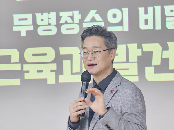 김범수 인하대병원 정형외과 교수는 “골격에 붙어서 수축과 이완을 통해 움직임과 동작을 만들어내는 근육은 우리 몸 움직임의 원천으로, 근육의 관리 상태에 따라 신체 나이가 크게 달라질 수밖에 없다”면서 “몸 전체에서 2%의 면적을 차지하고 있지만, 98%의 체중을 지탱하고 있는 두 발의 풋코어 근육을 강화해야 100세 시대 건강한 삶이 가능하다”고 강조했다.