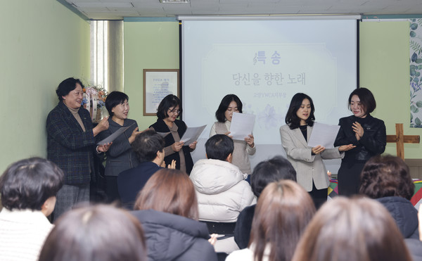 김혜경 고양YWCA 회장과 지역 지부장들이 축하공연을 하고 있다. 