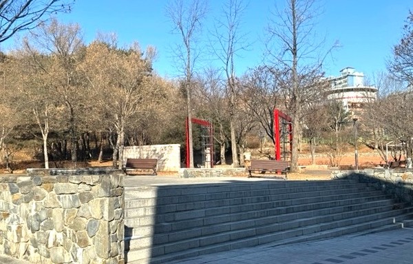 가좌공원 광장은 곳곳에 계단이 많아 공간을 넓게 활용하기 어려운 상황. 고양시에 따르면 광장 평탄화 작업에 들어가는 비용이 크기 때문에 예산 안에서 현실적인 방안을 모색 중에 있다고 밝혔다. 