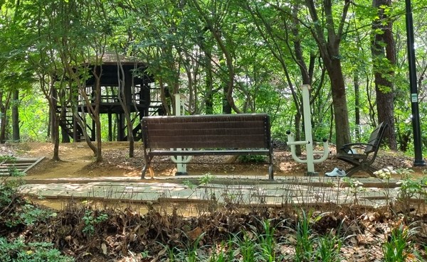  가좌공원 정상에 있는 정자(전망대) 인근으로는 CCTV 설치와 주변 정리 등이 논의 중이다.