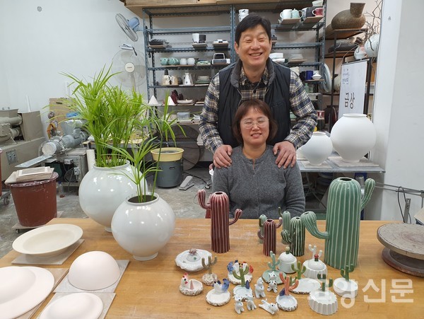 이태희·정지은 부부가 작품 앞에서 다정한 포즈를 취했다.