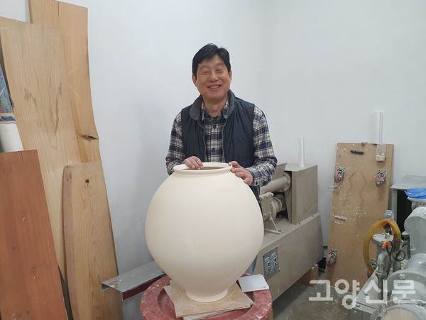 이태희 도예가가 자신의 대표작품인 달항아리를 보여주고 있다.