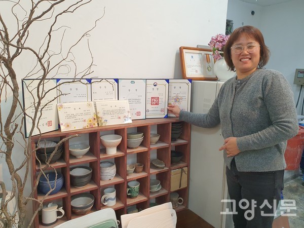 정지은 도예가가 도예 관련해 수상한 상장에 대해 설명하고 있다.