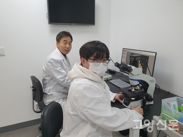 김지섭 농촌관리사(앞쪽)와 권지선 소장이 '병해충 종합분석실'에서 현미경으로 '무화과잎 응애'를 살펴보고 있다.