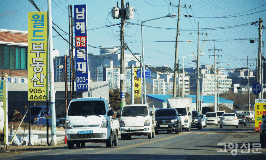 장항지구에서 장항인쇄단지로 이어지는 장항로. 현재 왕복2차선의 좁은 도로라 차량정체와 사고위험이 상존하는 있는 구간인데, 6차선으로 확장이 계획돼 있다.