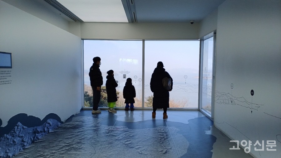 김포 애기봉 평화생태공원의 평화관을 관람하는 한 가족.