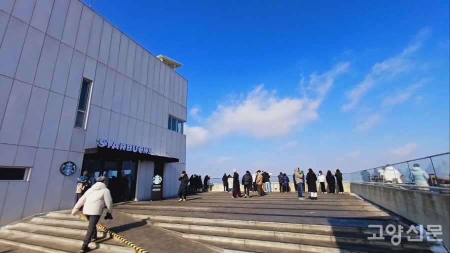 지난해 11월 김포 애기봉 조강전망대에 문을 연 '스타벅스' 매장. 연일 방문객들로 북적이며 화제를 모으고 있다.  