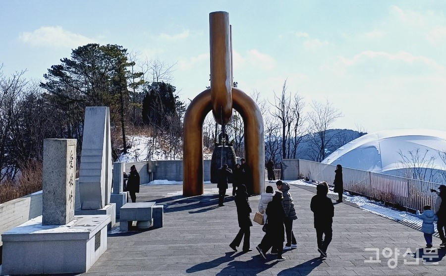 애기봉비와 망배단, 평화의종이 전시된 김포 애기봉 조강전망대 야외공간. 