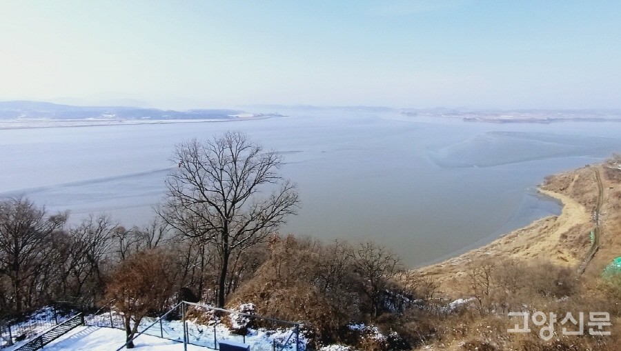 파주 오두산 통일전망대에서 바라본 조강 일대 풍광. 왼쪽이 한강, 정면이 조강, 오른쪽이 임진강 물줄기다. 