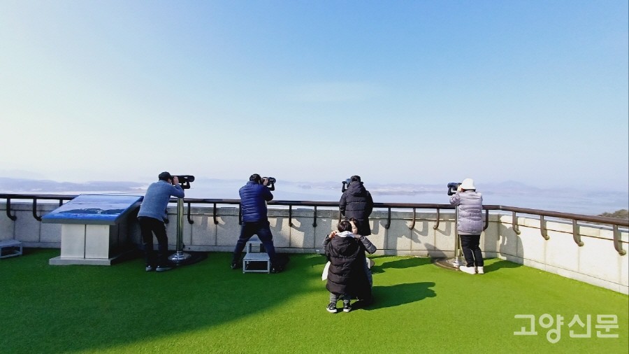 파주 오두산 통일전망대에서 망원경으로 북녘땅을 바라보고 있는 방문객들. 