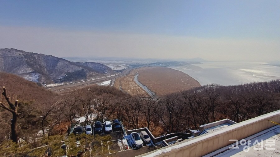 파주 오두산 통일전망대에서 조망되는 '남한뷰'. 맑은 날에는 자유로와 운정신도시, 북한산의 실루엣이 선명히 보인다. 