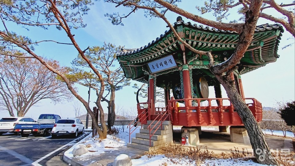 파주 오두산 통일전망대 야외공간의 '통일기원북' 정자.