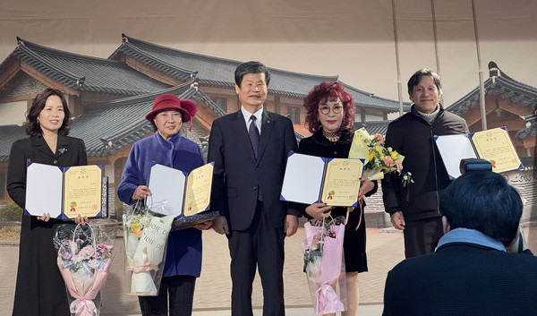 김용규 고양문화원장(가운데)이 표창장을 받은 회원들과 나란히 자리했다.