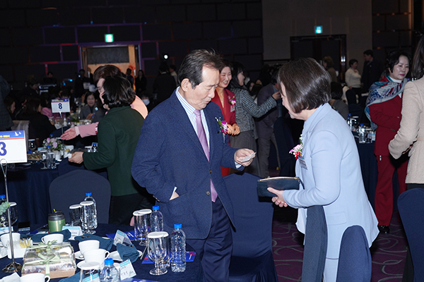 김승주 신임회장의 절친이라고 자신을 소개한 정세균 전 국무총리가 참가자와 인사를 나누고 있다.