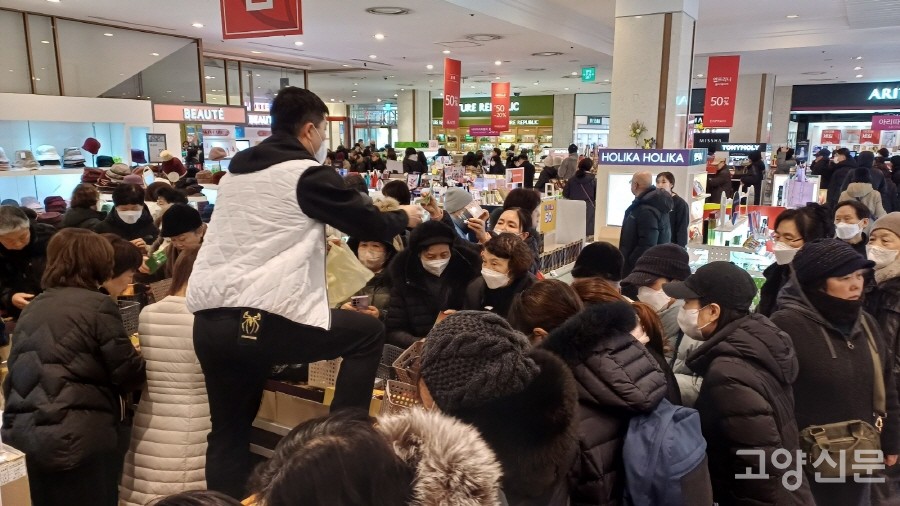 '고별전' 첫날인 6일 고객들로 북적인 그랜드백화점.