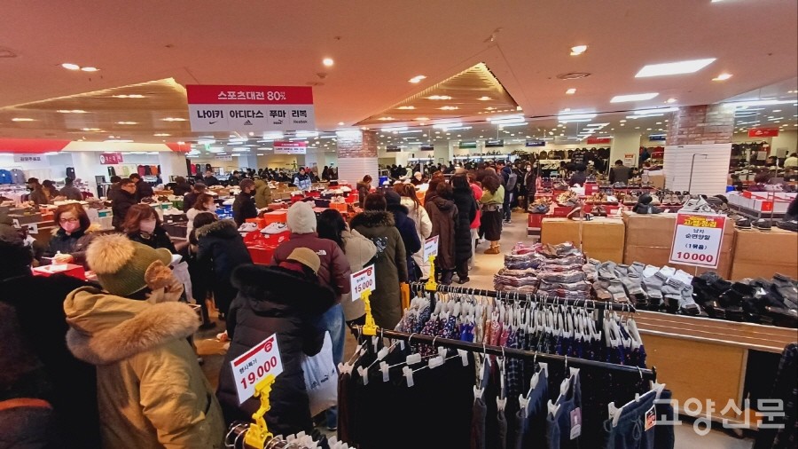 고객들로 장사진을 이룬 '고별전' 첫날 모습. 