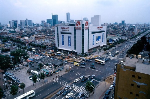 한때 대기업 백화점과 어깨를 나란히 했었던 '그랜드백화점 강남점' 자료사진. [출처=강남구청]