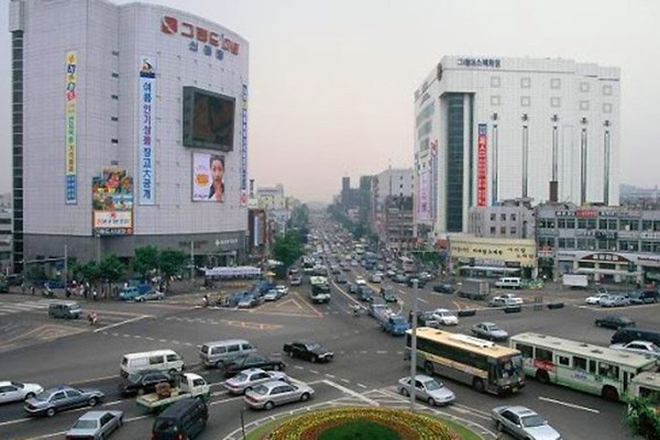 신촌 상권의 랜드마크였던 '신촌 그랜드마트'.