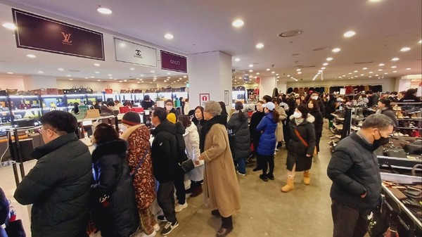 고별전 첫날, 명품관 부스에 입장하기 위해 줄을 선 고객들.