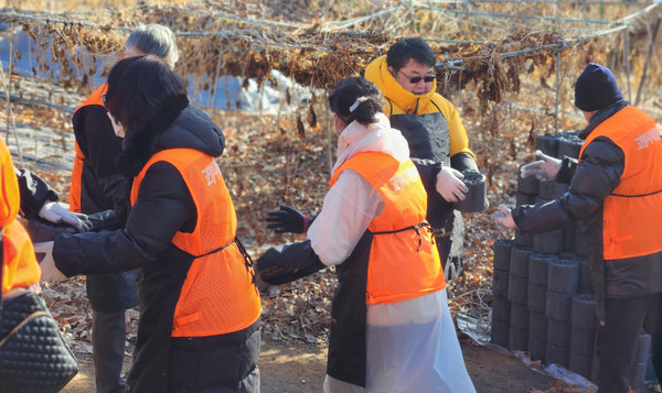 연탄을 나르고 있는 거점센터 매니저들.