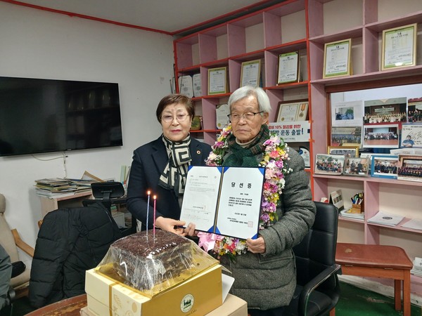 우상용 회장이 당선증을 받고 기념사진을 찍었다.