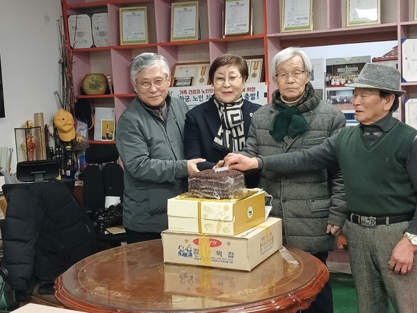   (왼쪽부터) 문징남 덕양노인회 부회장, 하마사고 심판위원장, 우상용 회장, 김용기 총무. 