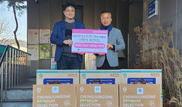 (사)대한민국조찬기도회가 고양동 홀몸아르신 등을 위해 후원물품을 전달했다.