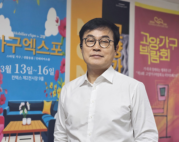 문선봉 비스컨애드 대표는 “고양시 가구 기업들은 앉아서 고객을 기다릴 것이 아니라 좀 더 다양한 콘셉트와 품목의 제품들을 구성해 소비자를 직접 찾아 나서고 적극적으로 홍보마케팅에 나설 필요가 있다”며 “서울, 대전, 부산 등 전국에서 가구엑스포를 개최해 고양시 가구 기업들의 전국 진출을 돕겠다”고 말했다.