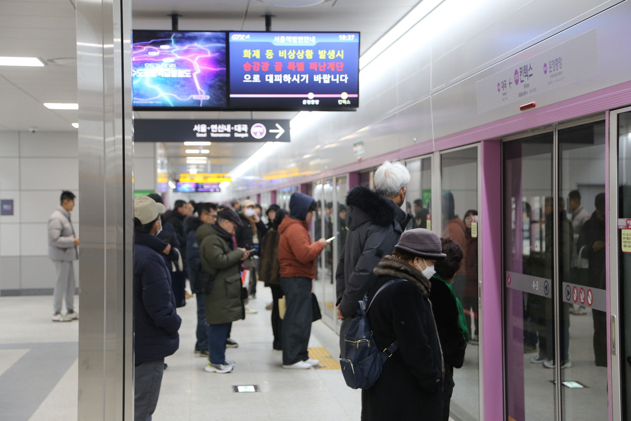 킨텍스역에서 열차를 기다리는 시민들. 당초 15일부터 실행하기로 한 GTX-A 서울역~운정중앙역 노선 증차가 연기됐다.