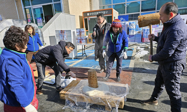 척사대회에 참석한 주민들이 떡메치기 체험을 하고 있다.