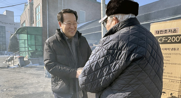 고양축산농협 유완식 조합장이 지역주민들과 반갑게 인사하고 있다.