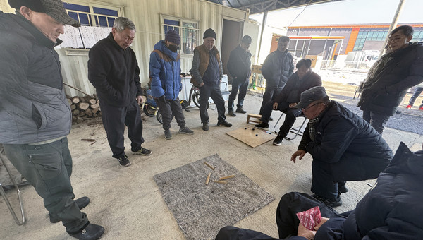 척사대회를 즐기는 지역주민들.