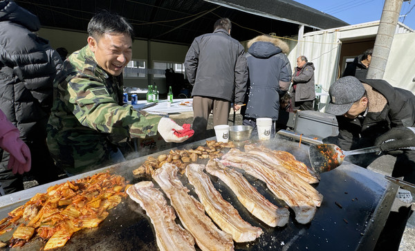 마을축제처럼 척사대회는 삼겹살 등의 먹을거리가 풍성했다.