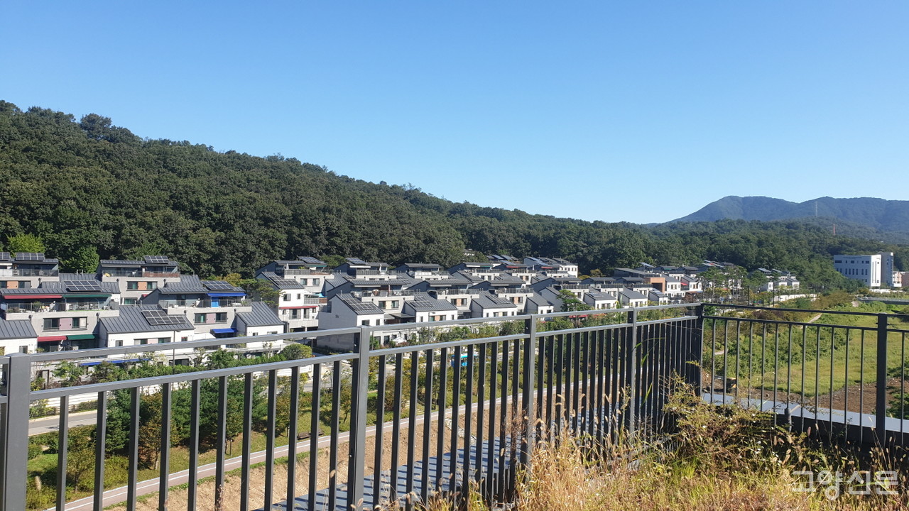 신재생에너지 융복합 지원사업으로 오금동 주택단지에 설치된 태양광 패널