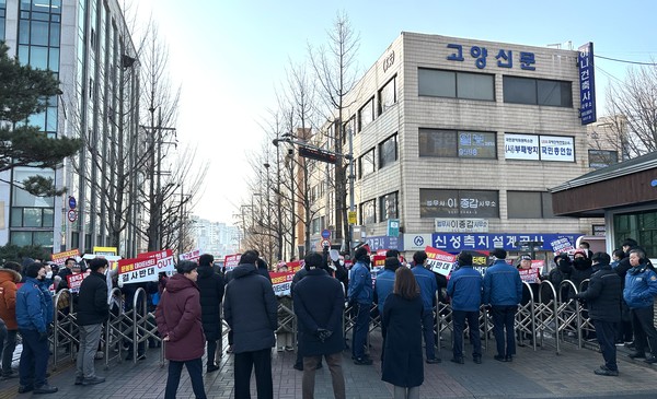 집회자들이 시청 안으로 진입을 시도하자 바리게이트가 쳐지고 경찰들로부터 제지 당했다. 