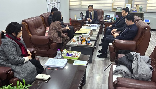 문봉요양타운협의회는 10일 데이터센터 반대 민원서를 김운남 시의장에게 전달했다. 