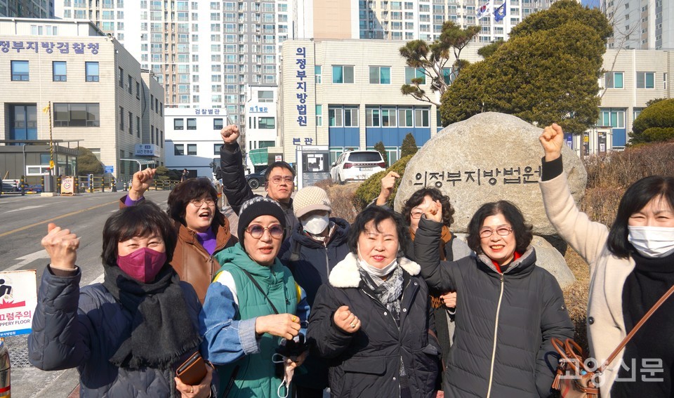 판결을 지켜본 '신천지 건물' 인근 주민들은 의정부지법 앞에서 "그간 힘들었지만 오늘 정말 기분 좋다"라며 판결을 반겼다.