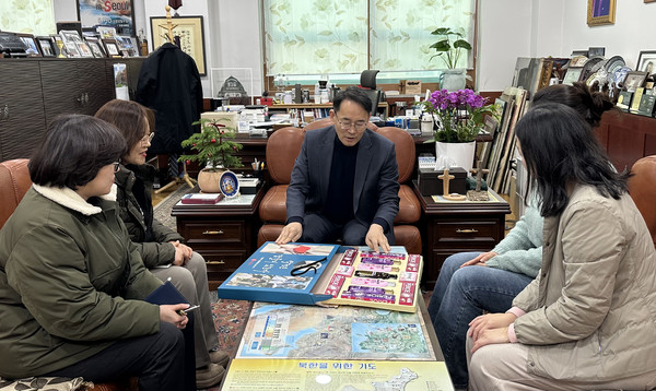 사회적으로 고립된 이웃을 위해 생필품세트 100개도 기부했다.